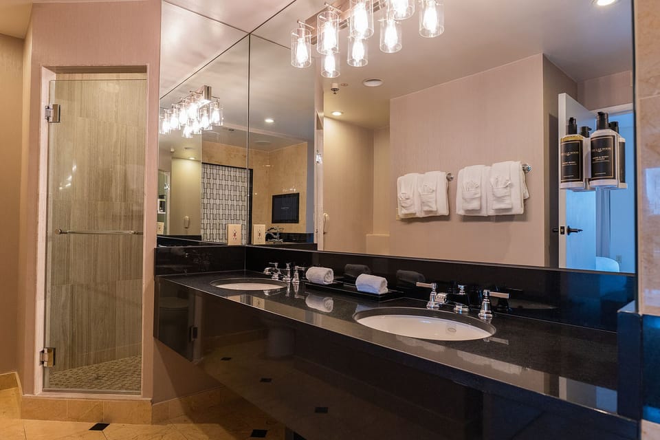 Combined shower/tub, hair dryer, towels