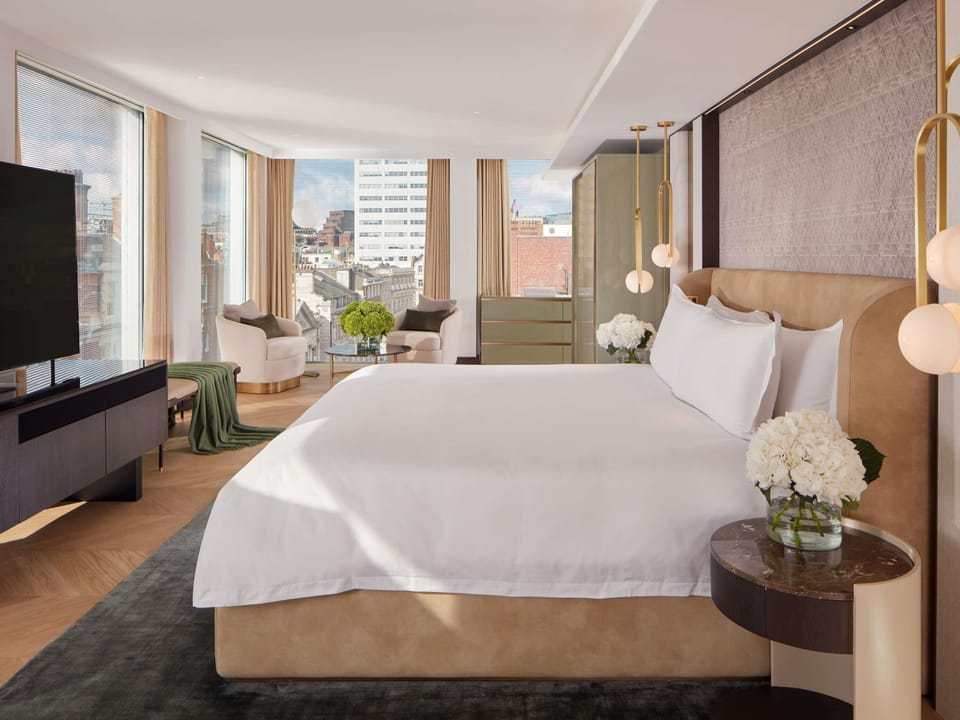 Penthouse (London Eye View) | Premium bedding, minibar, in-room safe, desk