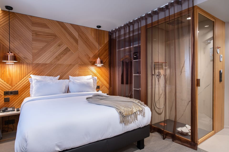 Club Room | In-room safe, blackout drapes, soundproofing, free WiFi