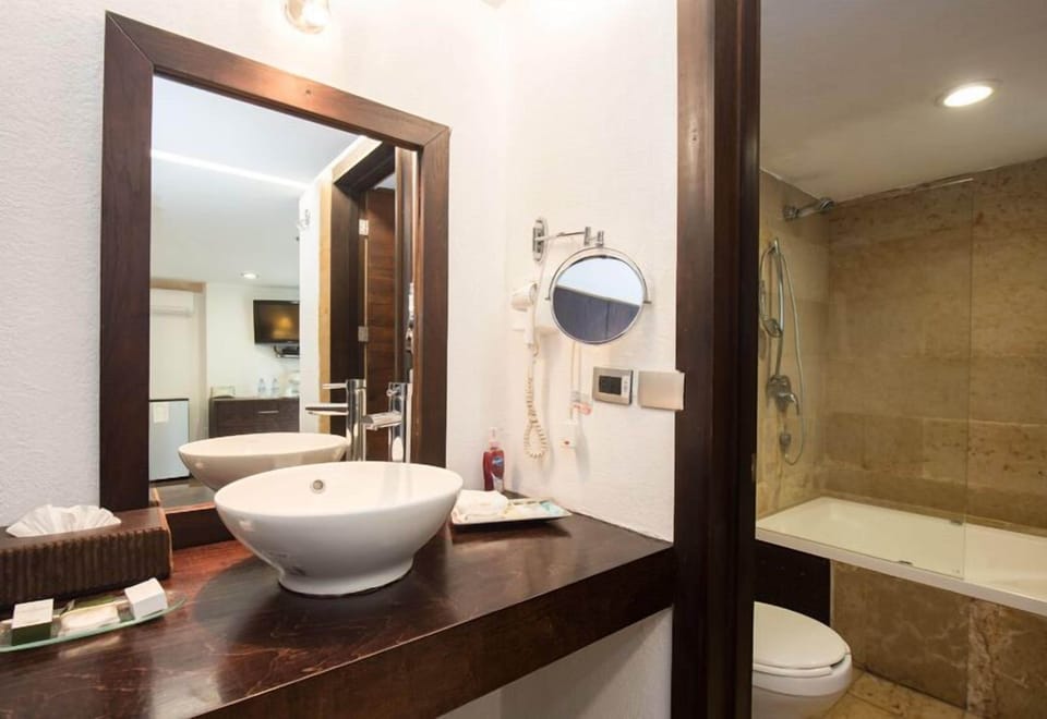 Junior Suite Pool View | Bathroom | Shower, free toiletries, hair dryer, towels