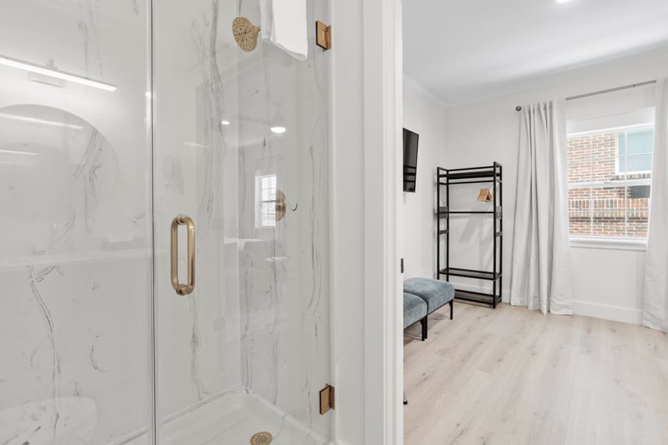 Luxury Studio Suite | Bathroom | Free toiletries, hair dryer, towels, soap