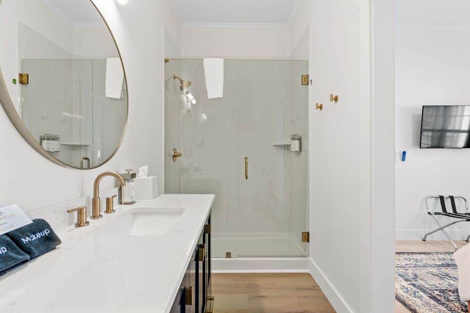 Premium Studio Suite | Bathroom | Free toiletries, hair dryer, towels, soap