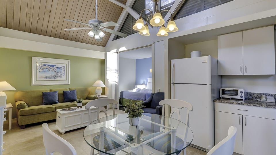 Deluxe Studio | Private kitchenette | Coffee/tea maker, fridge, microwave, oven