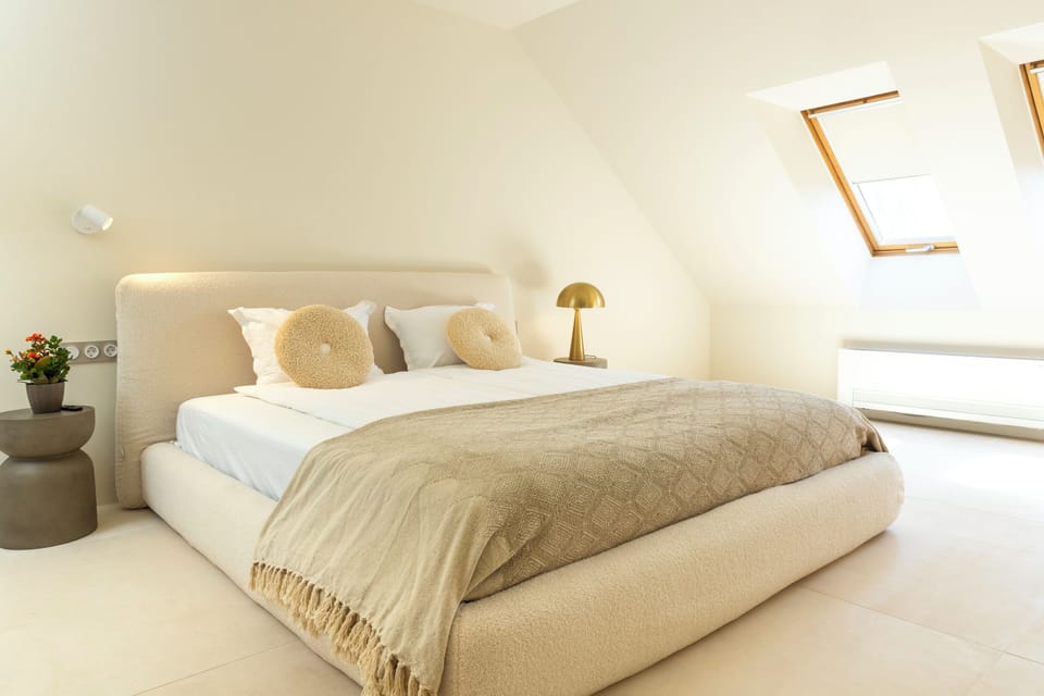 Luxury Apartment | Minibar, in-room safe, desk, laptop workspace