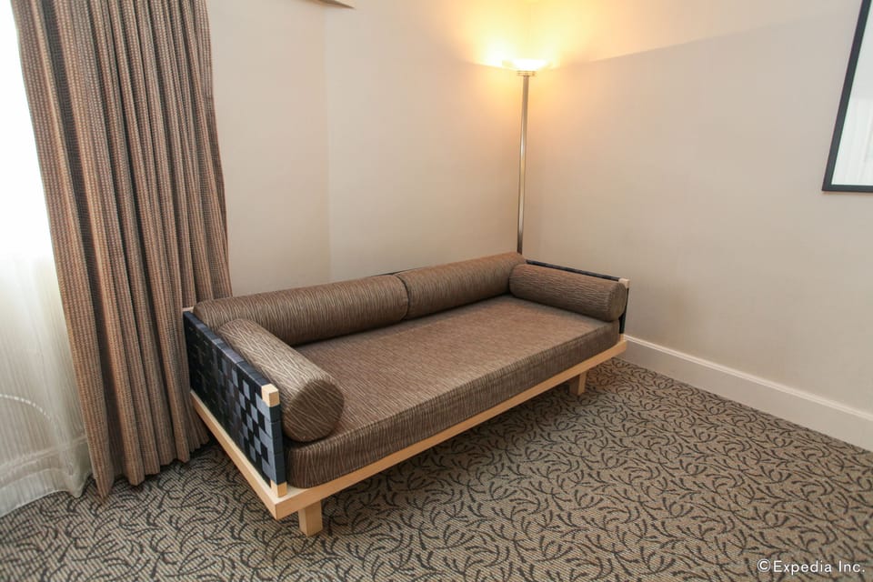 Deluxe King Room | Living area | LCD TV