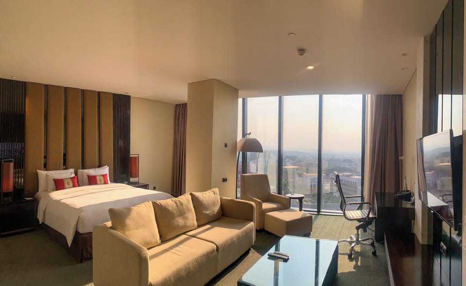 Junior Suite, 1 King Bed, Non Smoking, Air conditioning | Minibar, in-room safe, desk, iron/ironing board