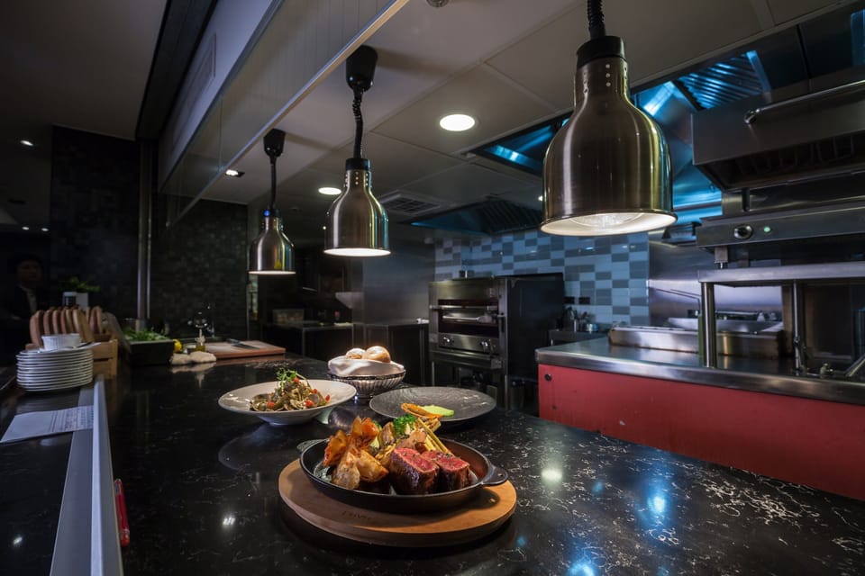4 restaurants; breakfast, lunch, and dinner served