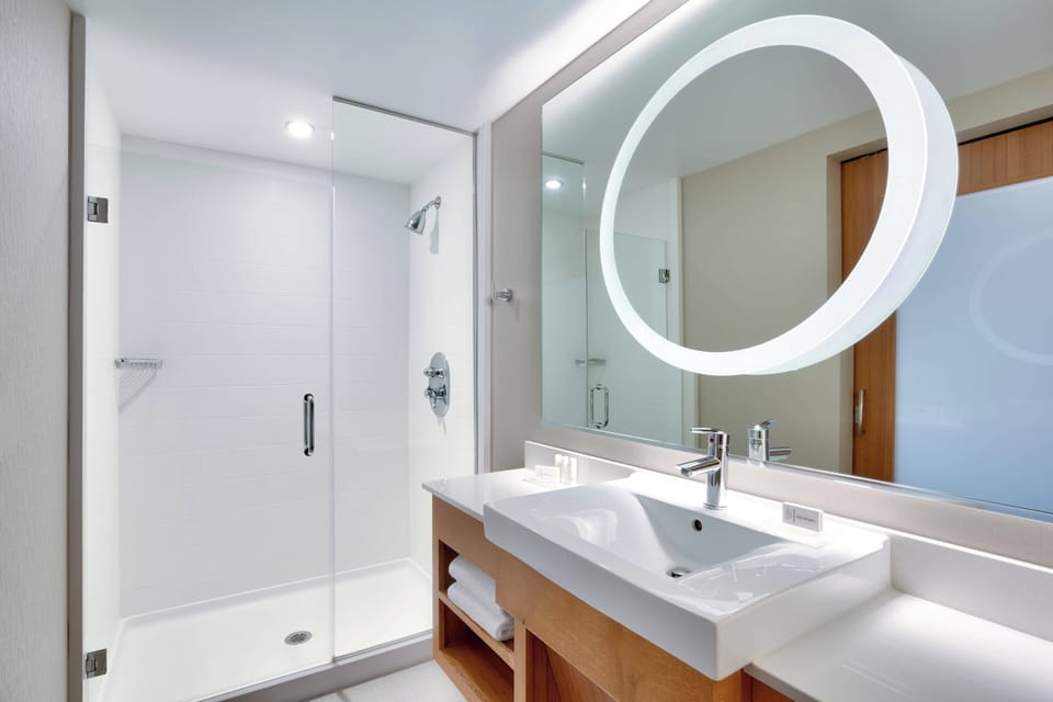Combined shower/tub, free toiletries, hair dryer, towels