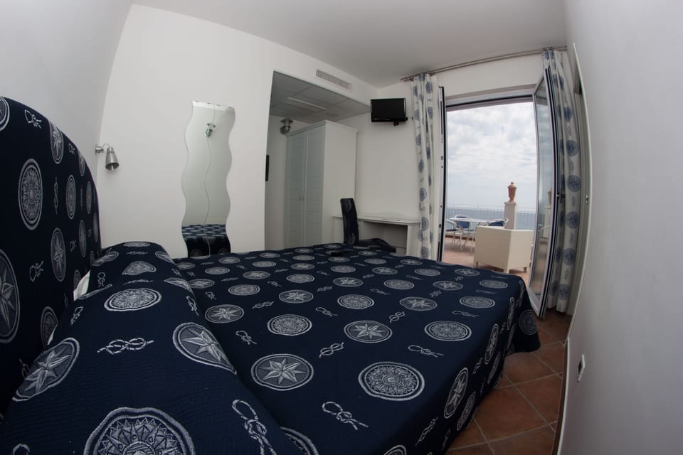 Relax Room | Minibar, in-room safe, desk, cribs/infant beds