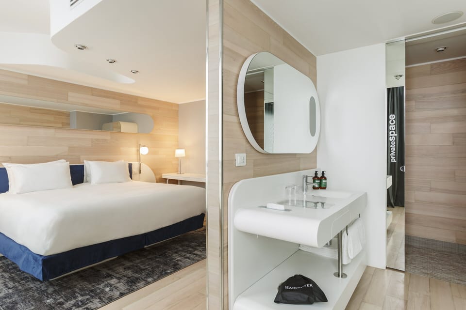 Premium Room, 1 King Bed, City View | Bathroom | Eco-friendly toiletries, hair dryer, bidet, towels
