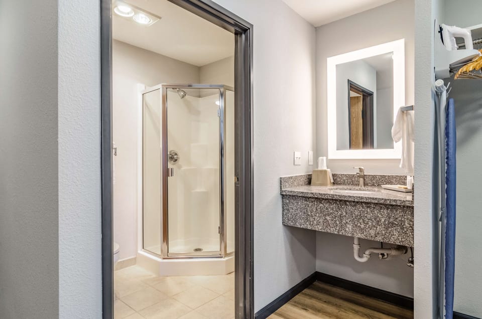 Combined shower/tub, towels
