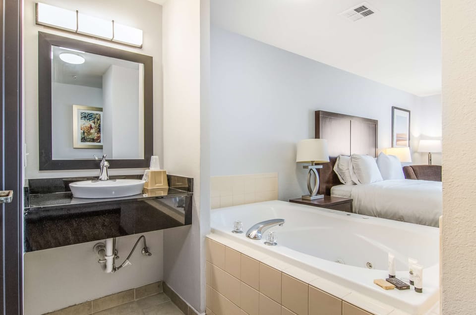 Room, 1 Queen Bed, Jetted Tub | Bathroom | Combined shower/tub, towels