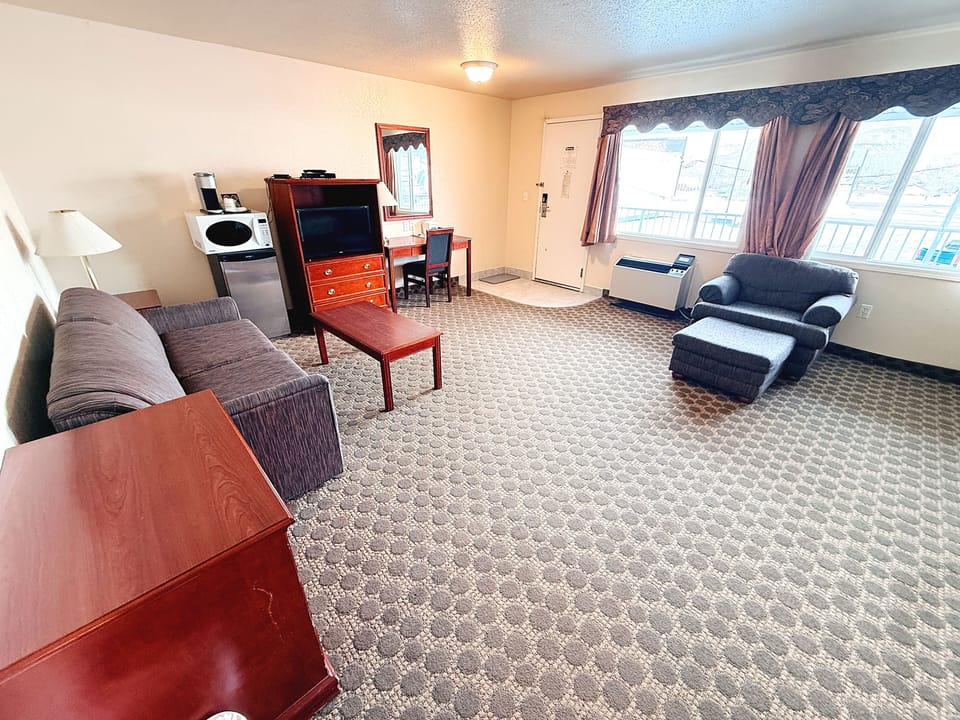 Room, Non Smoking, Refrigerator | Living area | 32-inch flat-screen TV with cable channels, TV