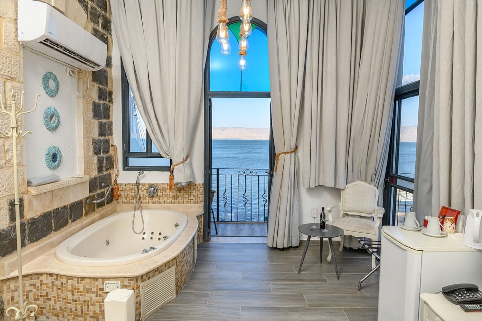 Balcony Suite, Lake View  | Jetted tub