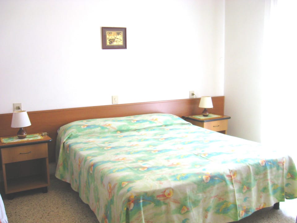 Double or Twin Room, Ensuite | Desk, blackout drapes, WiFi (free), bed sheets