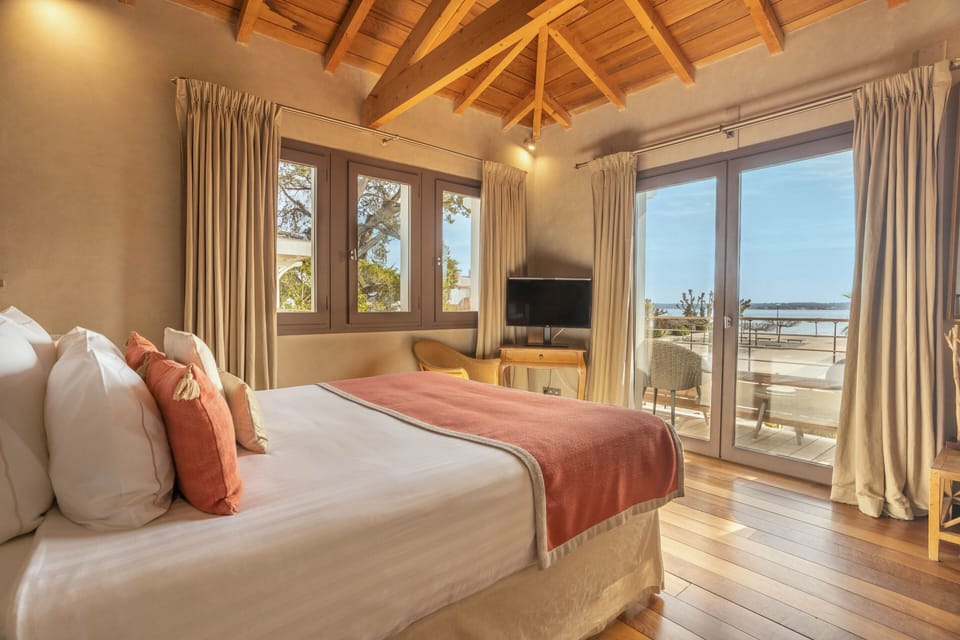 Prestige room with Sea view | Premium bedding, minibar, in-room safe, desk