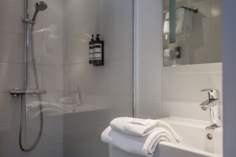 Economy Room | Premium bedding, pillowtop beds, in-room safe, desk