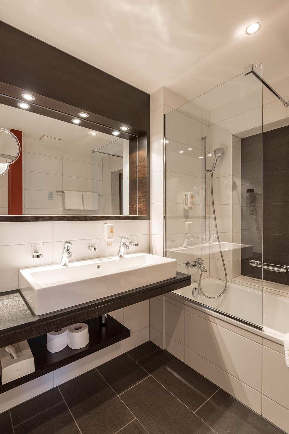 Business Classic | Bathroom | Shower, hair dryer, towels