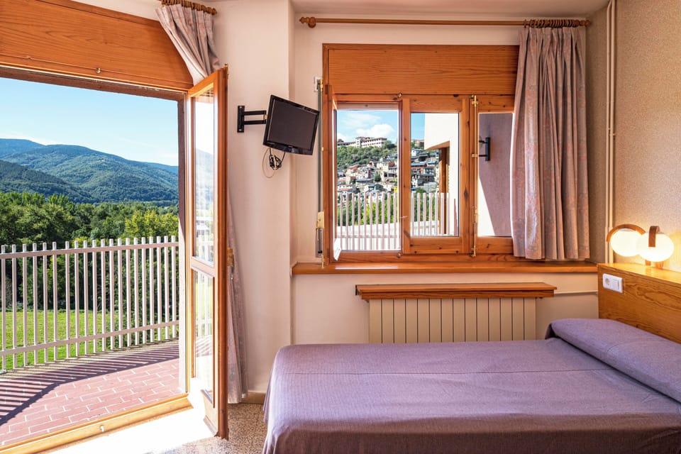 Basic Single Room | Desk, blackout drapes, free WiFi, bed sheets