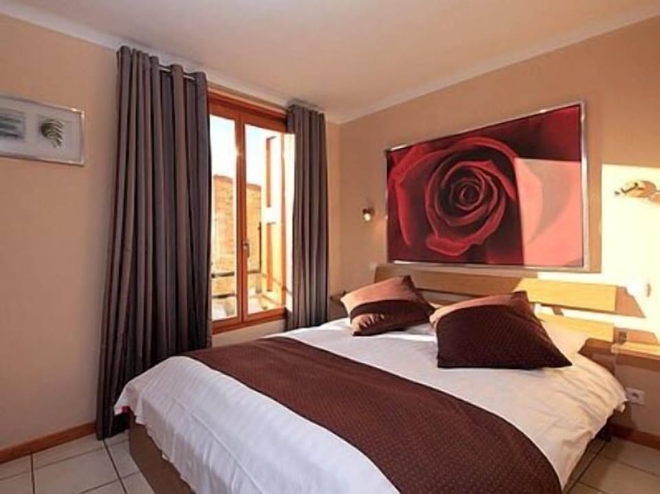 Premium bedding, pillowtop beds, in-room safe, desk