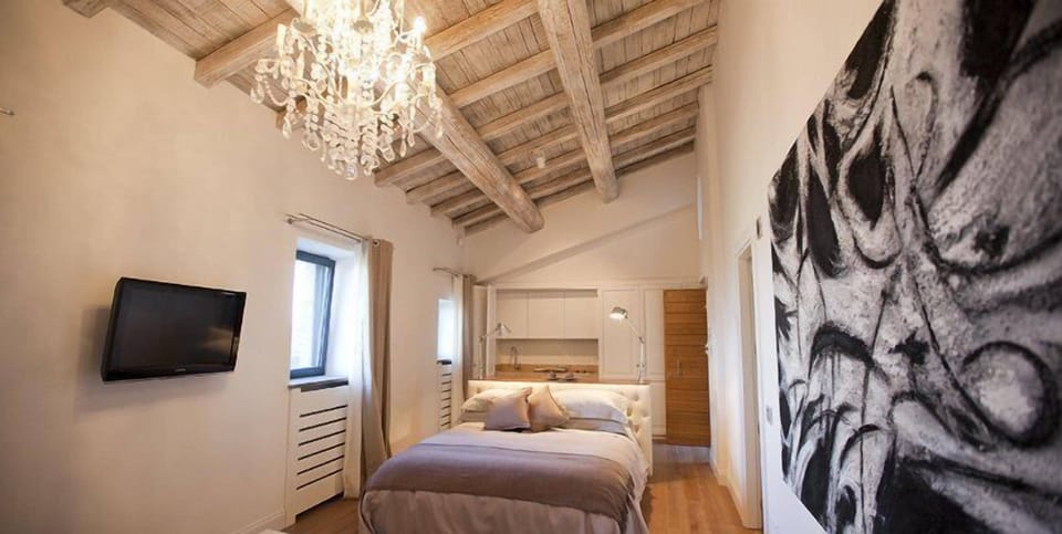 Suite | In-room safe, soundproofing, cribs/infant beds, rollaway beds