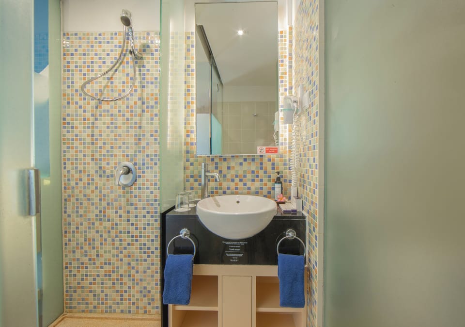 Shower, rainfall showerhead, free toiletries, hair dryer