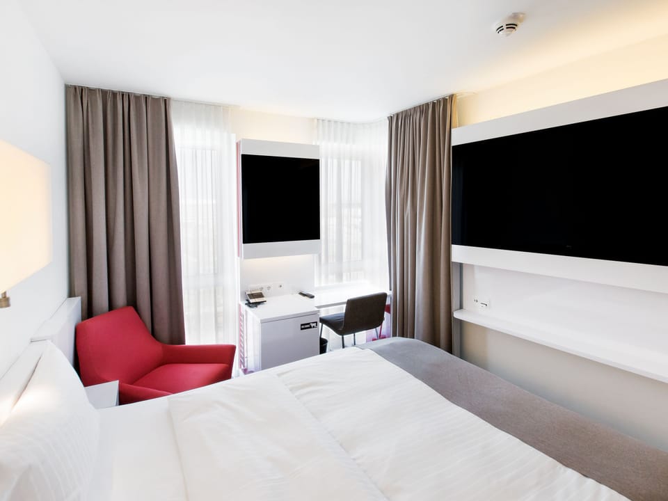 Comfort Double or Twin Room | Free minibar, in-room safe, desk, blackout drapes