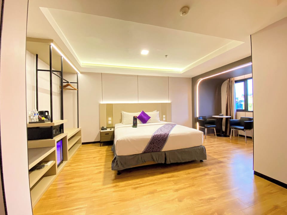 Executive Suite, 1 King Bed | Minibar, in-room safe, desk, WiFi (free)