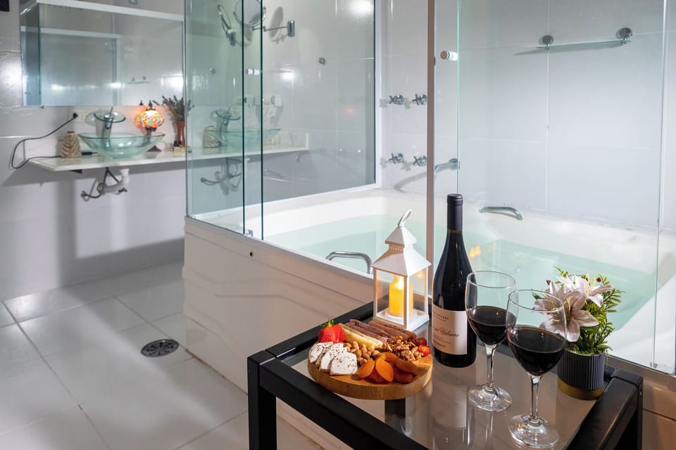 Suite Master Paris com lareira | Bathroom | Designer toiletries, hair dryer, towels, soap