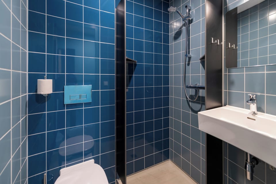 Comfort Double Room, 2 Twin Beds, Private Bathroom | Bathroom | Shower, eco-friendly toiletries, towels