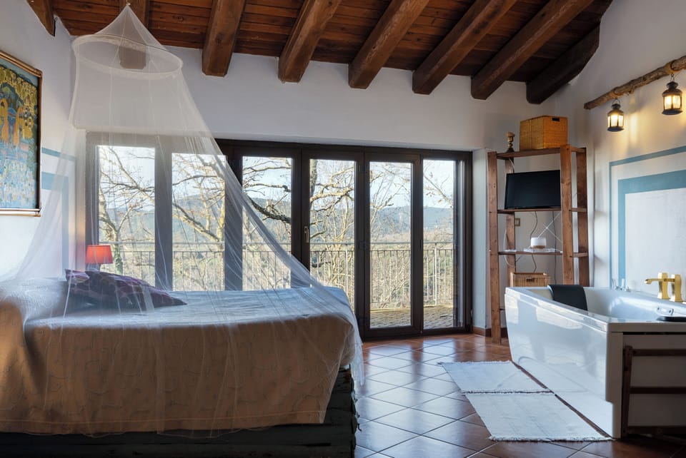 Deluxe Suite, Jetted Tub, Partial Sea View | Individually decorated, individually furnished, desk, blackout drapes