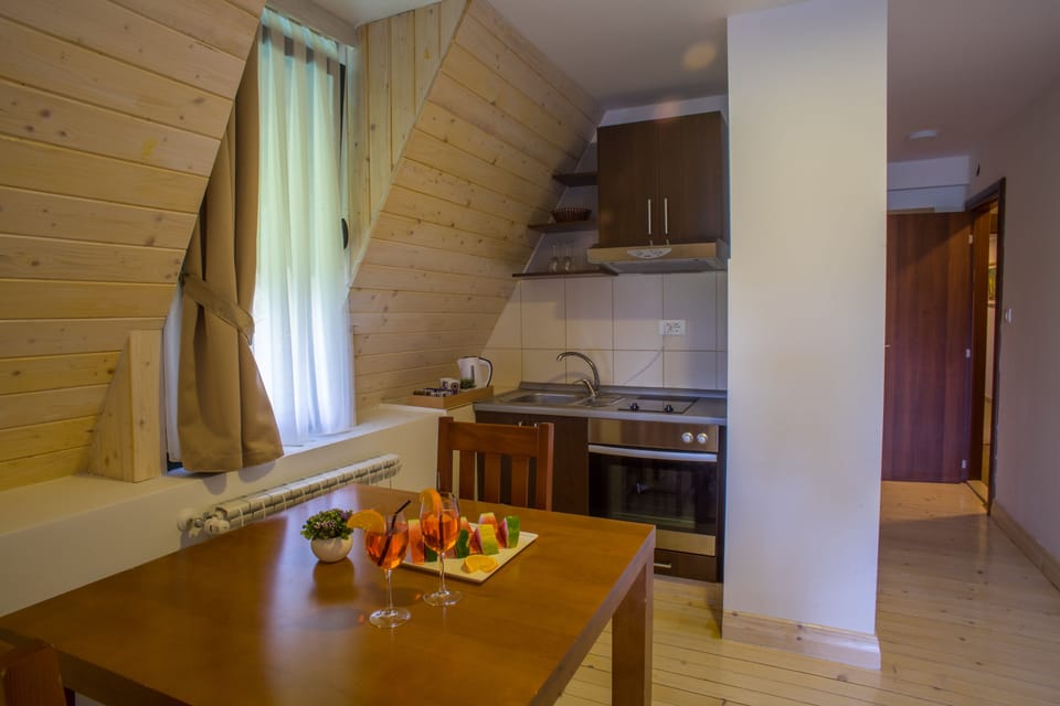 Studio Suite | Minibar, in-room safe, free cribs/infant beds, bed sheets