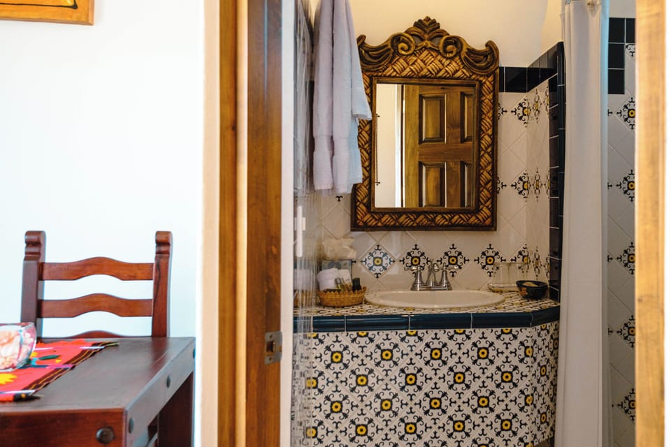 Standard King room Ocean View BK by MM | Bathroom | Shower, free toiletries, hair dryer, towels