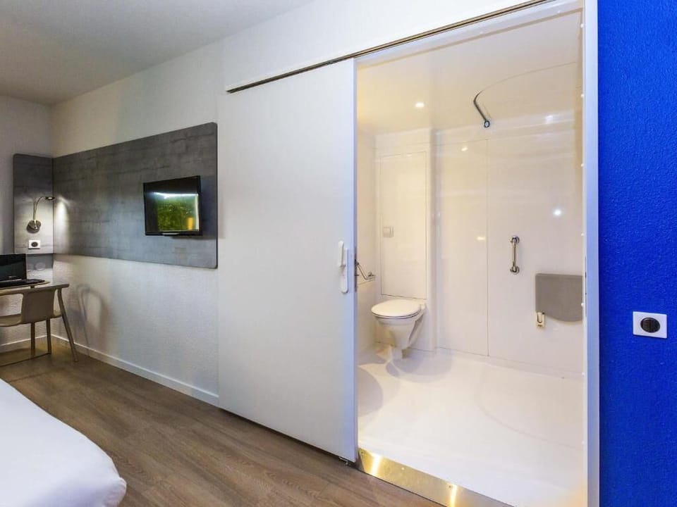 Room (4 people) | Bathroom | Shower, eco-friendly toiletries, hair dryer, towels