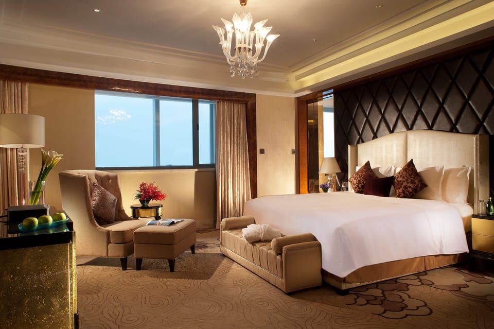 Suite, 1 Bedroom (Dining Area) | In-room safe, desk, iron/ironing board, cribs (free)