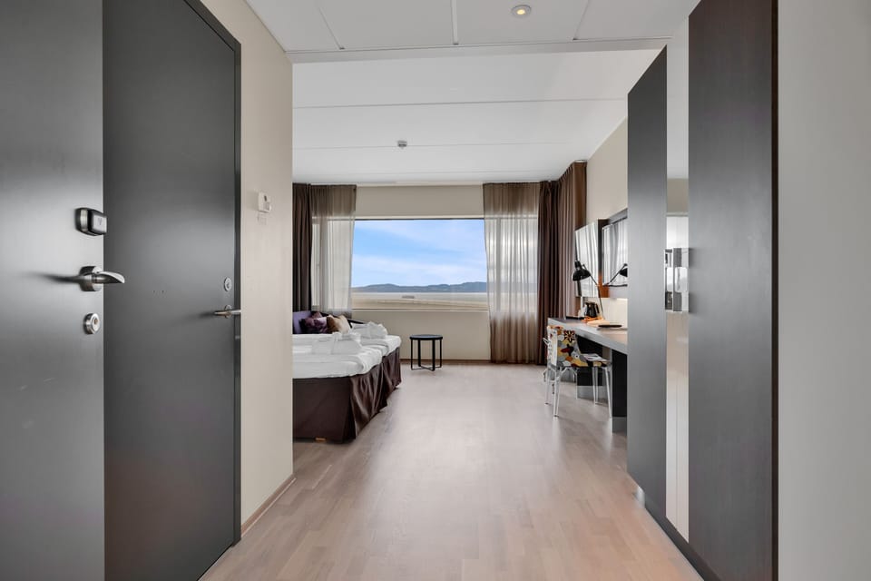 Pillowtop beds, minibar, in-room safe, desk