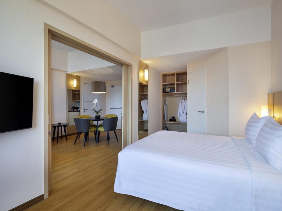 Executive Room, 1 Queen Bed | In-room safe, desk, blackout drapes, iron/ironing board