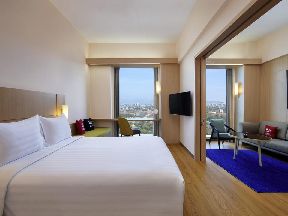Executive Room, 1 Queen Bed | In-room safe, desk, blackout drapes, iron/ironing board