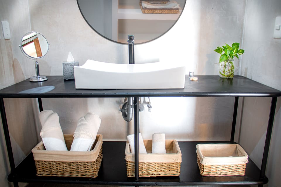 Shower, rainfall showerhead, free toiletries, hair dryer