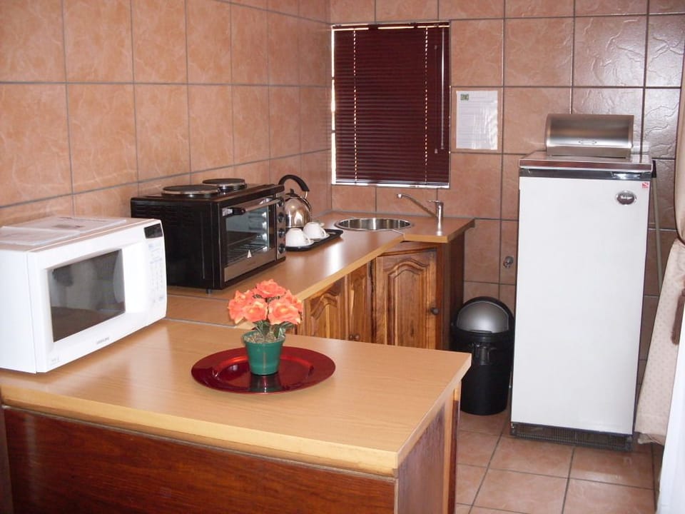 Room (Queen Self Catering) | Private kitchenette | Coffee/tea maker, electric kettle