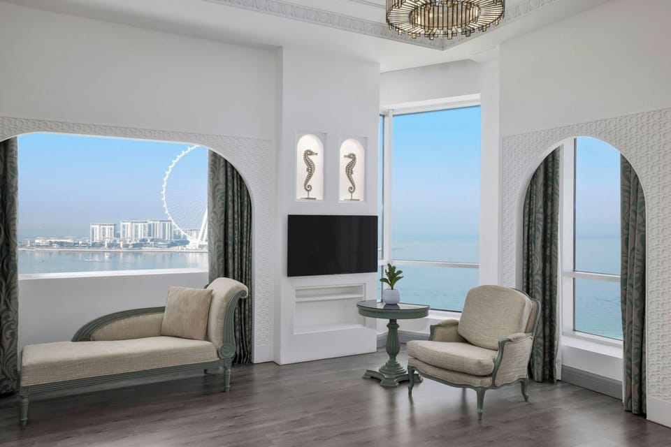Club Room, 1 King Bed, Smoking, Oceanfront | Frette Italian sheets, premium bedding, minibar, in-room safe