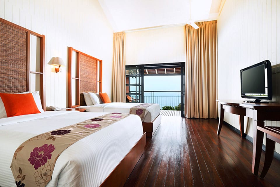 Riani Deluxe Beachfront | Premium bedding, in-room safe, desk, laptop workspace