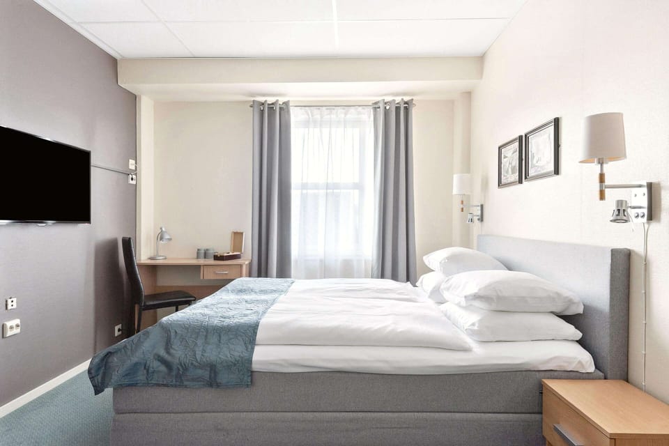 Premium bedding, desk, rollaway beds, bed sheets