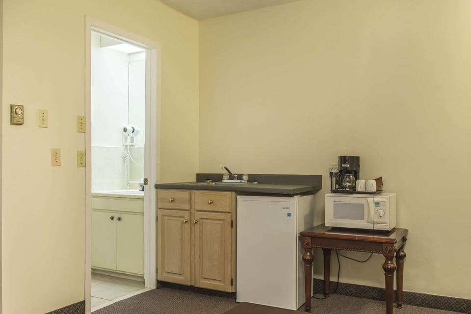 Desk, iron/ironing board, rollaway beds, free WiFi