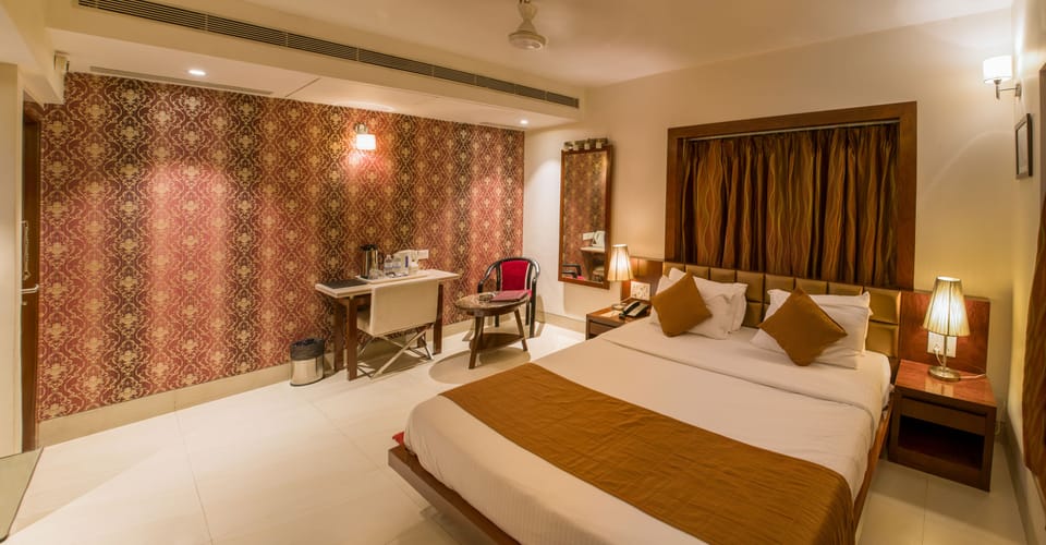Executive Room | Down comforters, memory foam beds, minibar, desk