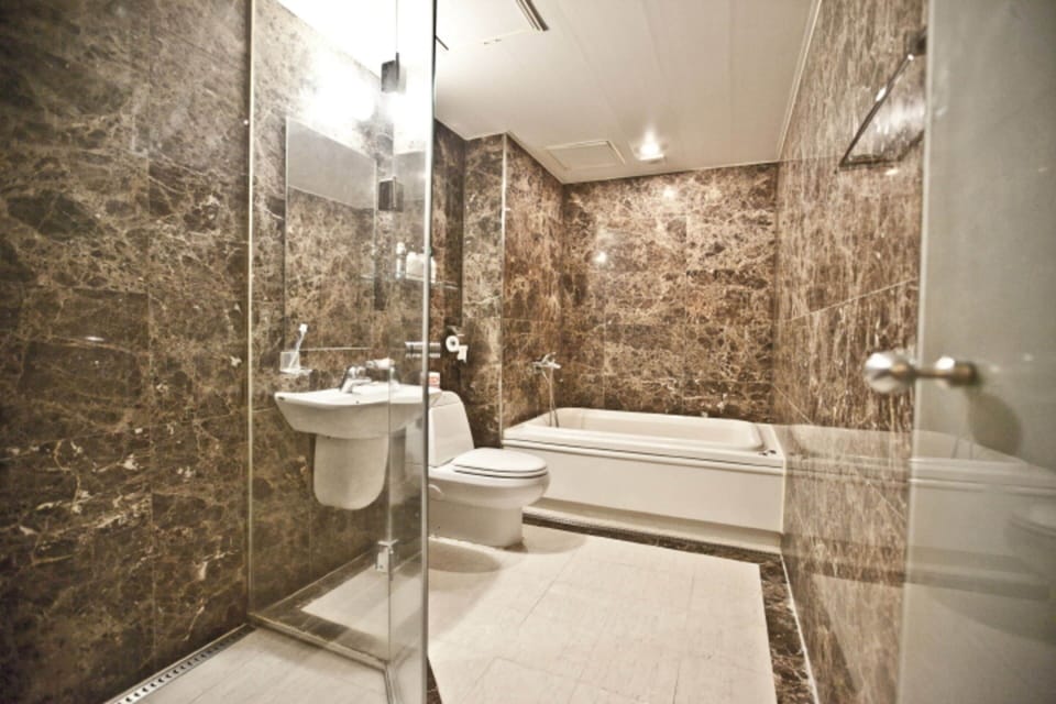 Family Room | Bathroom | Separate tub and shower, deep soaking tub, free toiletries, hair dryer