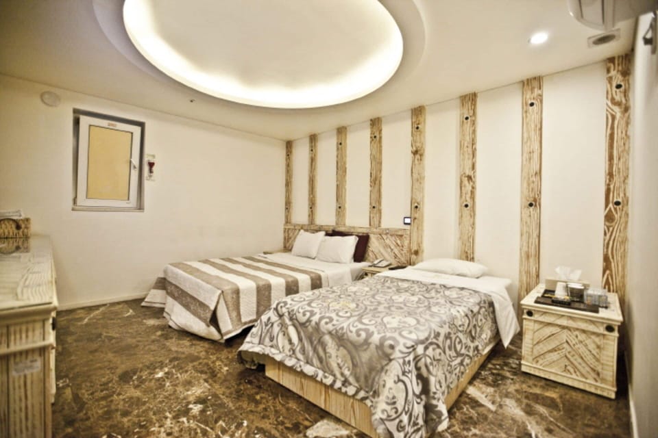 Family Room | Desk, free WiFi, bed sheets