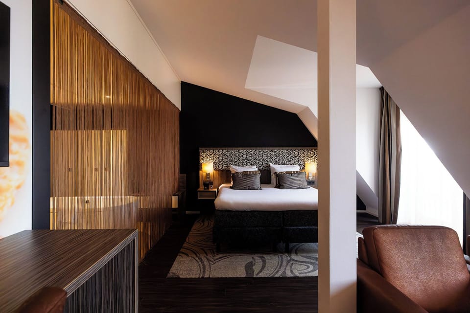 Suite, 1 Double Bed, Non Smoking, Bathtub | Egyptian cotton sheets, premium bedding, in-room safe