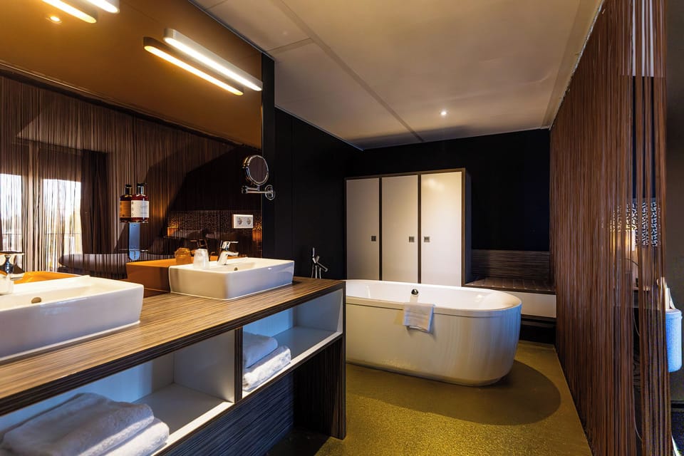 Suite, 1 Double Bed, Non Smoking, Bathtub | Bathroom | Rainfall showerhead, eco-friendly toiletries, hair dryer, bathrobes