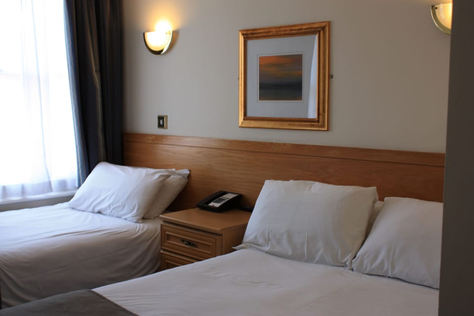 Triple Room, 1 Bedroom | In-room safe, desk, free WiFi, bed sheets